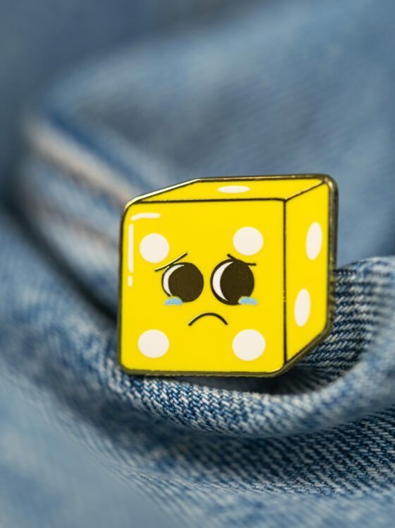 Pin's Émaillé | 🟨 Le Dé Pité