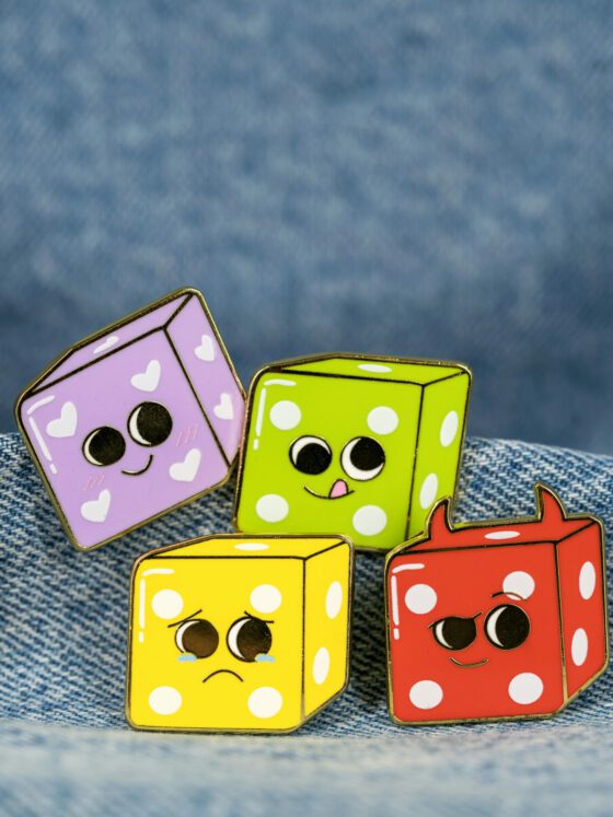 Lot des 4 Pin's | Case Dé-part