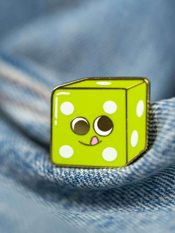Pin's Émaillé | 🟩 Le Dé Rangé